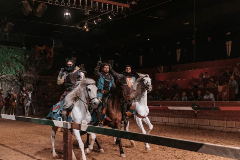 Benidorm: Dinner With Show at Magic Robin Hood - Dinner Details