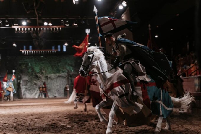 Benidorm: Dinner With Show at Magic Robin Hood - Arrival Time Restrictions