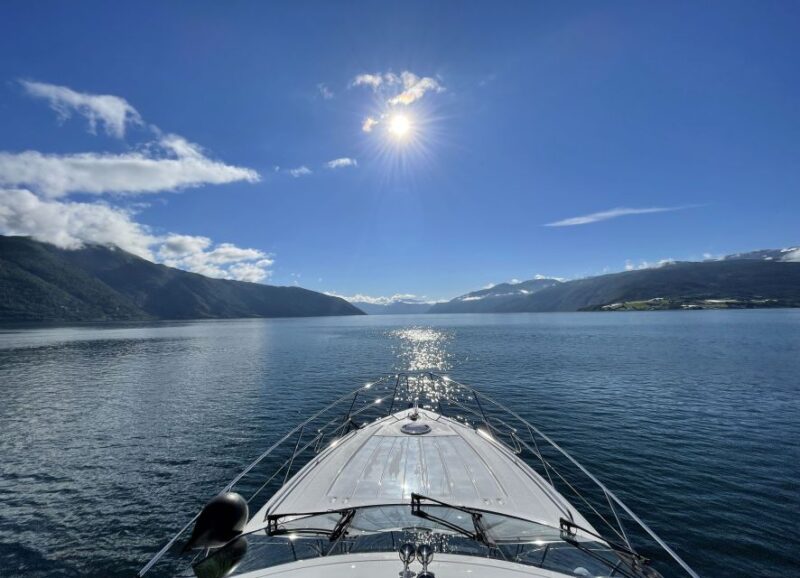 Bergen: Fjord Cruise to Cornelius Seafood Restaurant - Cruise to Cornelius Restaurant