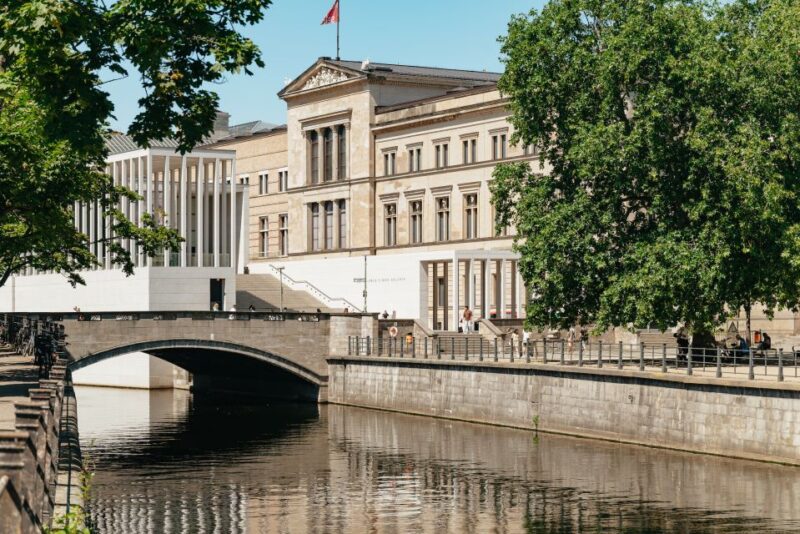 Berlin: 1-Hour City Tour by Boat With Guaranteed Seating - Onboard Food and Drinks