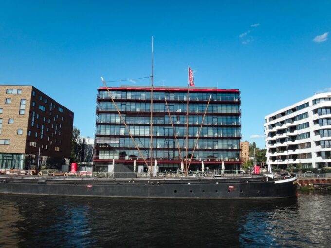 Berlin: 2.5-Hour East Side Boat Cruise With Commentary - Multilingual Commentary