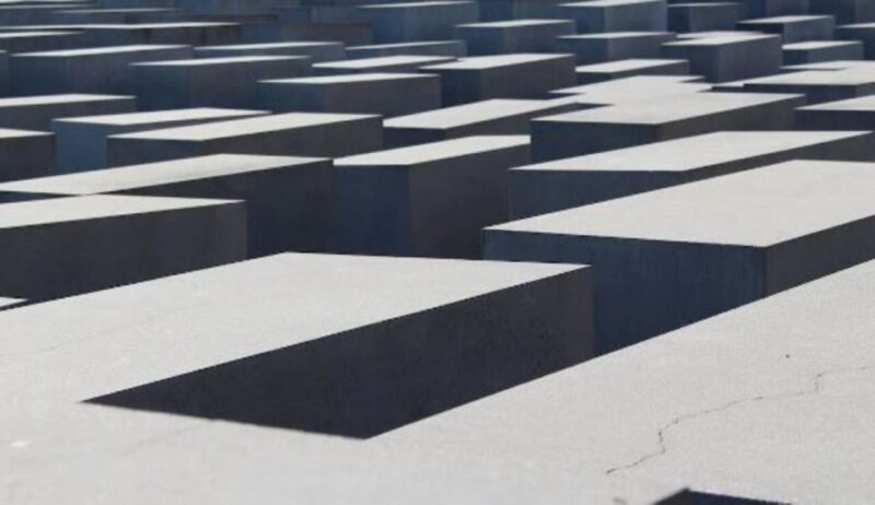 Berlin: 2-Hour Guided Walking Tour - Language Options and Group Size