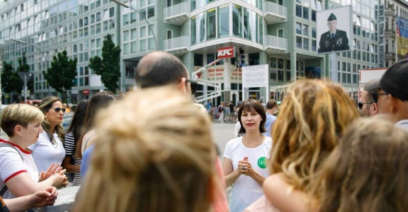 Berlin: 4-Hour Guided Highlights Tour in Spanish - Attractions and Sights
