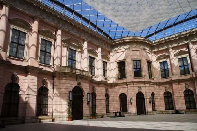 Berlin: 4-Hour Guided Highlights Tour in Spanish - Traveler Information