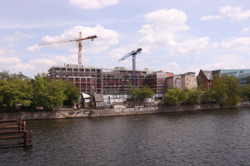 Berlin: Alternative Berlin Walking Tour - Exploring Neighborhoods