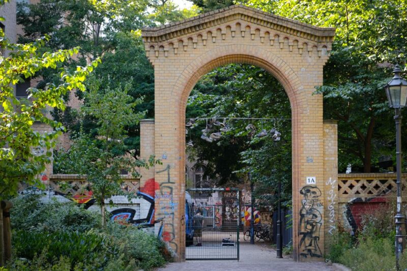Berlin: Alternative Berlin Walking Tour - Experiencing Street Art