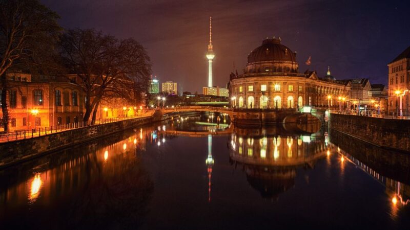 Berlin at Night: Romantic Moon Boat Ride - Key Points