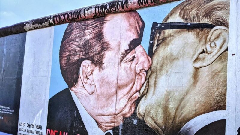 Berlin: Berlin Wall, Self-Guided Tour With Facts & Anecdotes - Highlights of the Experience