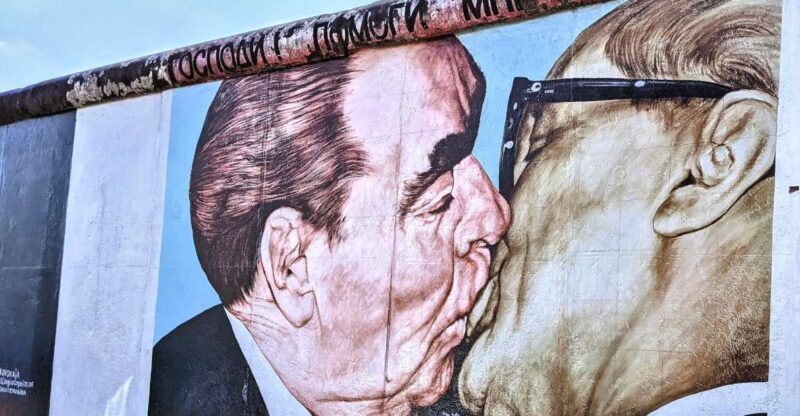Berlin: Berlin Wall, Self-Guided Tour With Facts & Anecdotes - Interactive Tour via Smartphone