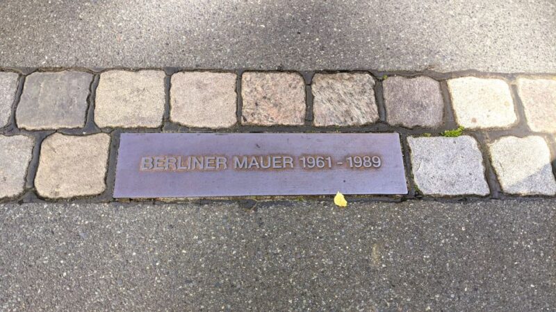 Berlin: Berlin Wall, Self-Guided Tour With Facts & Anecdotes - Historical Facts and Anecdotes