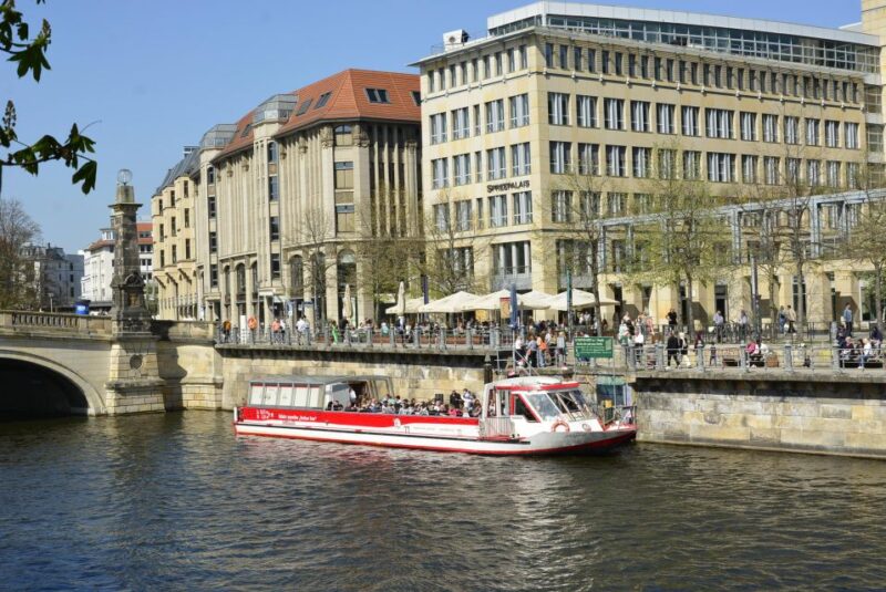 Berlin: Boat Tour Through the Old and New Berlin - Experience and Amenities