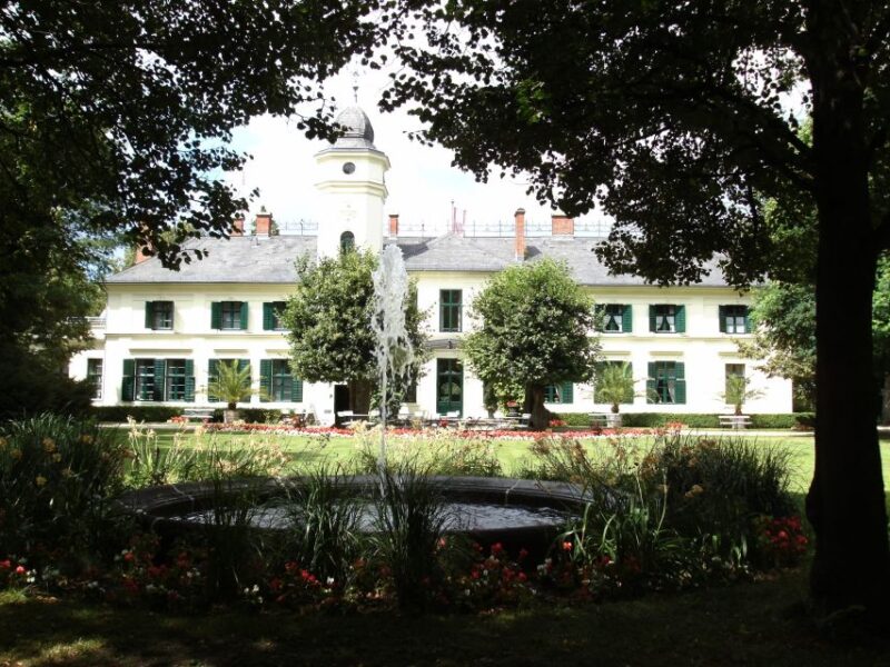 Berlin: Castle Britz Gardens Private Tour - Tour Highlights