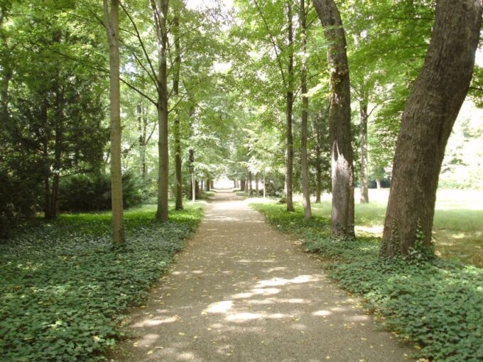 Berlin: Castle Britz Gardens Private Tour - Meeting Point