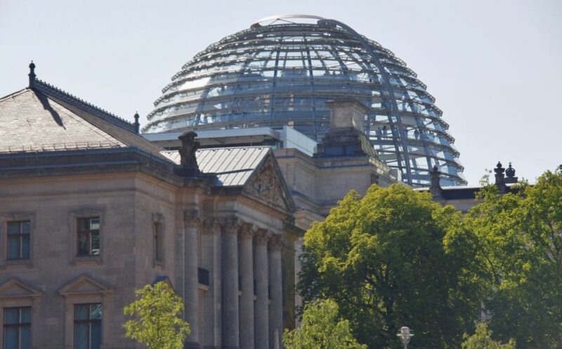 Berlin: Dinner Cruise on the Spree With Prosecco - Meeting Point and Accessibility