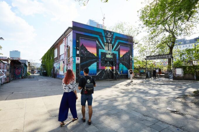 Berlin: East Berlin Food and History Walking Tour - Iconic Berlin Wall History