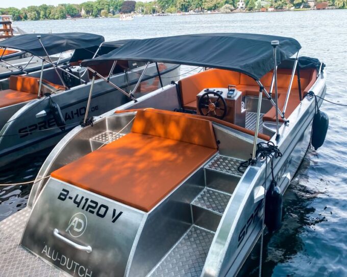 Berlin: Electric Boat Rental for Self-Driving 2 Hrs - Group Size and Capacity