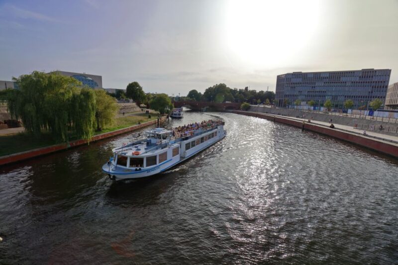 Berlin: Evening City Sightseeing Cruise - Exploring Berlins Attractions