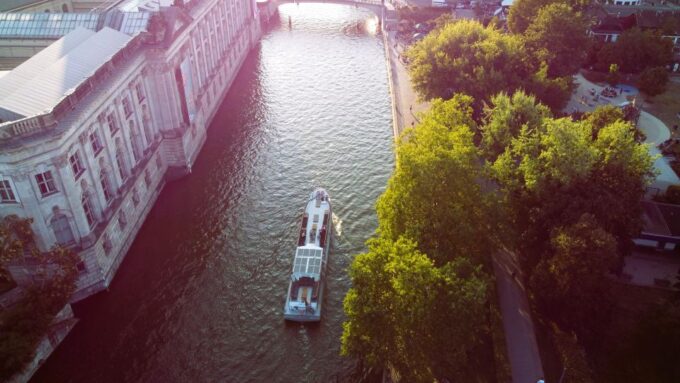 Berlin: Evening Sightseeing River Cruise on the Spree - Cruise Highlights