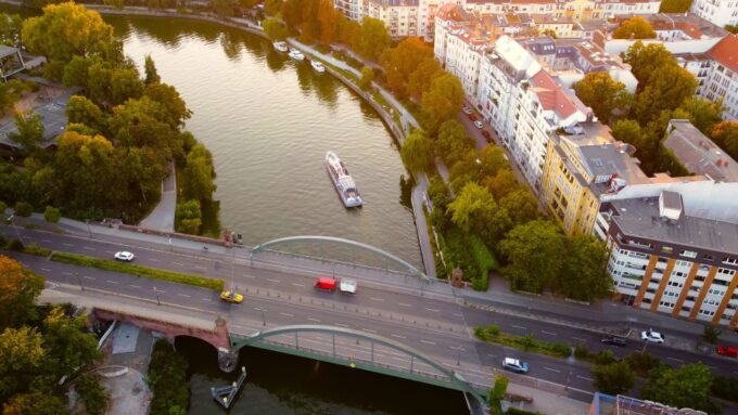 Berlin: Evening Sightseeing River Cruise on the Spree - Tour Inclusions