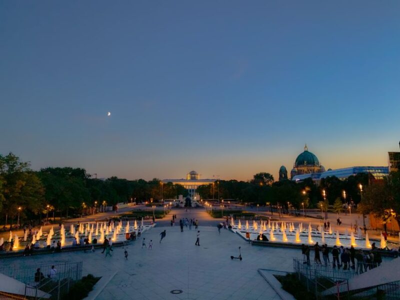 Berlin: Evening Sightseeing Tour by Bus With Live Commentary - Key Points