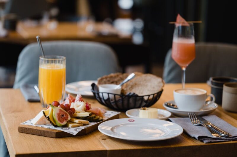 Berlin: Fine Dining Breakfast With Champagne in Schoneberg - Venue and Location Details