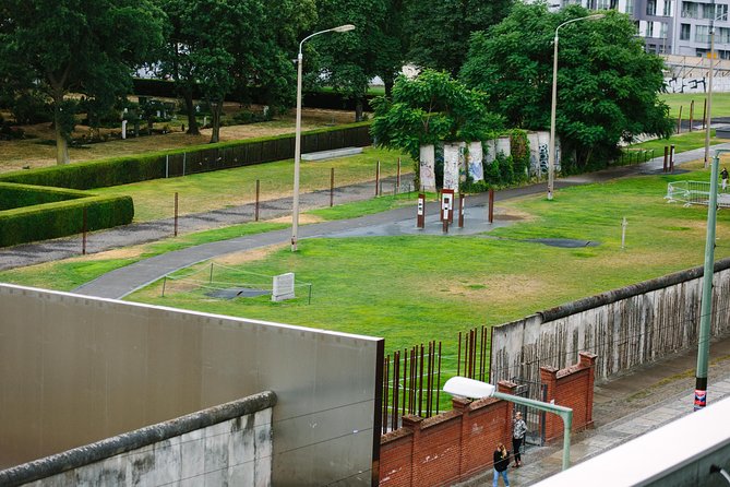 Berlin Historical Bike Tour: Berlin Wall and Cold War - Meeting and End Point