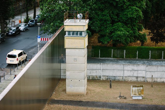 Berlin Historical Bike Tour: Berlin Wall and Cold War - Berlin Wall History