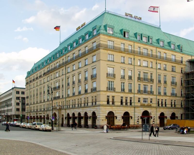 Berlin Mitte: Smartphone Scavenger Hunt Sightseeing Tour - Highlights of the Experience