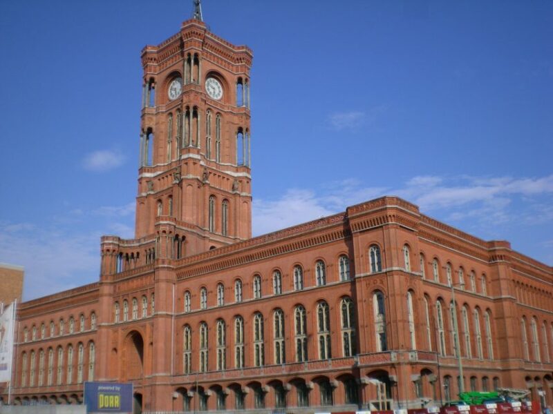 Berlin Mitte: Smartphone Scavenger Hunt Sightseeing Tour - Key Tour Features