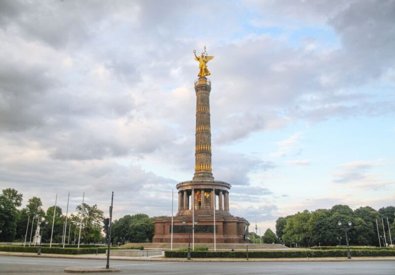 Berlin: Private 2-Hour Sightseeing Tour in Classic GDR Van - Tour Logistics