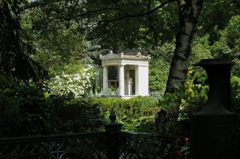 Berlin: Private 2-Hour Tour of Dorotheenstadt Cemetery - Key Points