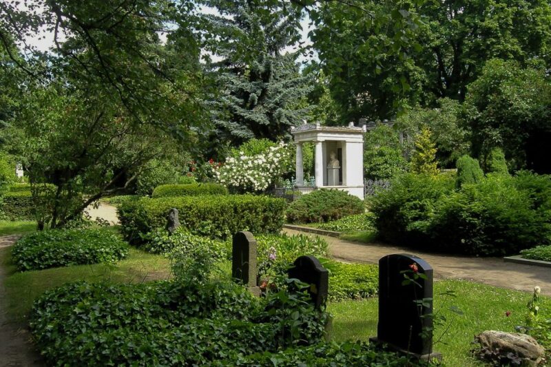 Berlin: Private 2-Hour Tour of Dorotheenstadt Cemetery - Exploring Dorotheenstadt Cemetery