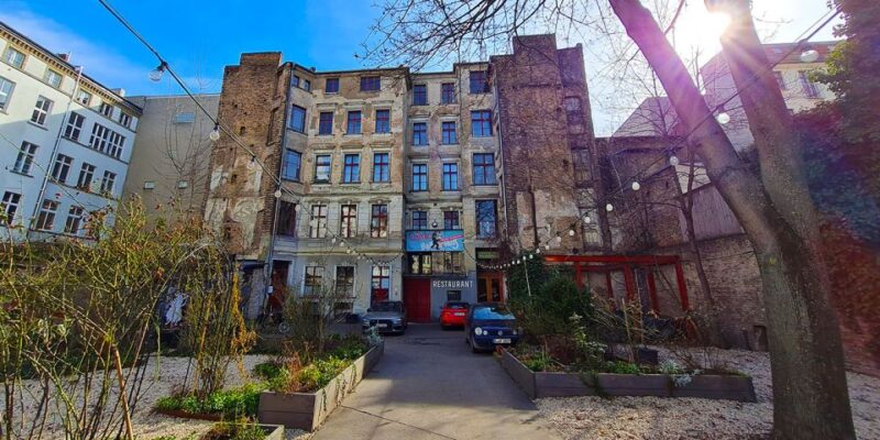 Berlin: Self-Guided Walking Tour in Mitte With Quiz Game - Game Mechanics