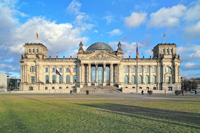 Berlin: Top Sights Guided E-Scooter Tour - East to West Transition