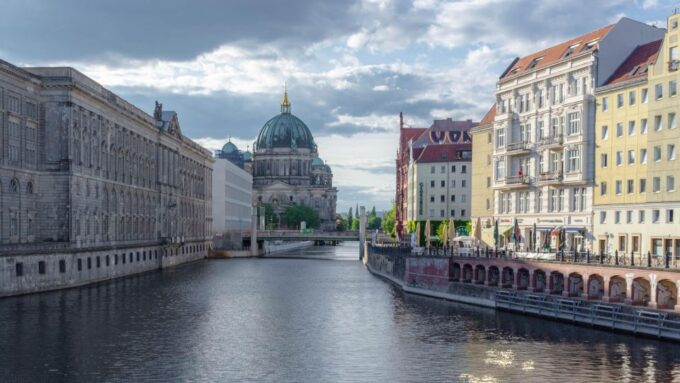 Berlin: Tour With Private Guide - Booking Process