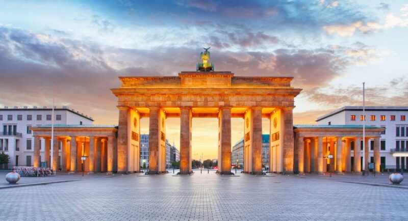 Berlin: Walking Tour to the Top 10 Sightseeing Attractions - Tour Experience