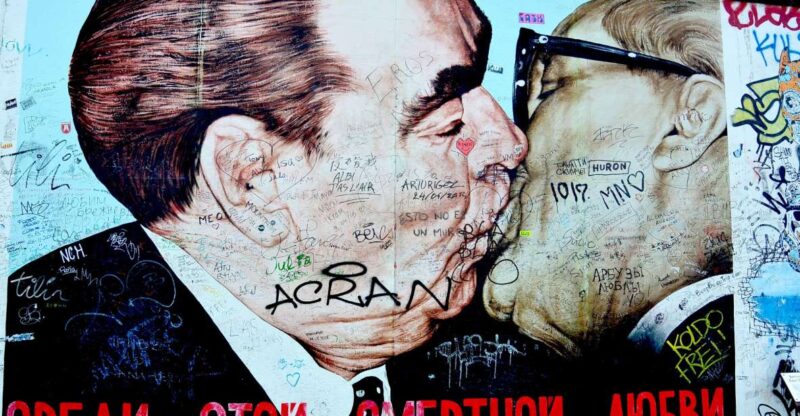 Berlin Wall & Cold War: Personal Life Stories Private Tour - Guides and Personalization