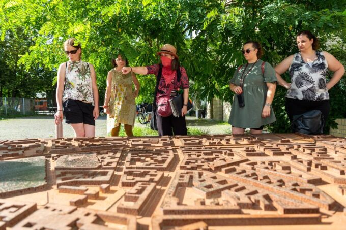 Berlin Wall: Small Group Guided Tour - Exploring Bornholmer Straße
