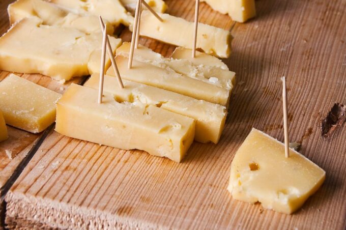Bern: Gruyères Cheese and Cailler Chocolate Tasting Tour - Discovering Cailler Chocolate-Making
