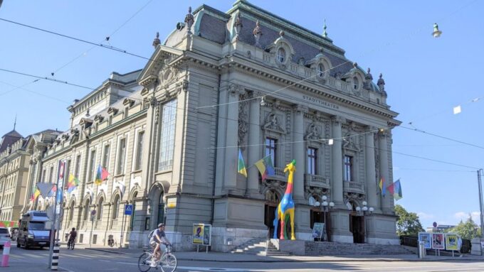 Bern: Highlights and Old Town Self-guided Walk - Discovering Hidden Gems and Alleyways