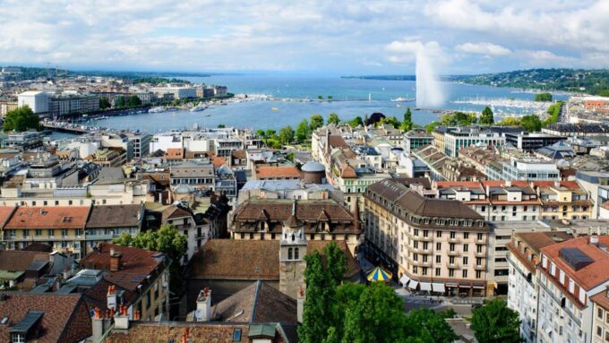 Best of Geneva: Private Walking Tour With a Local - Exploring Lake Geneva and the Jet Deau