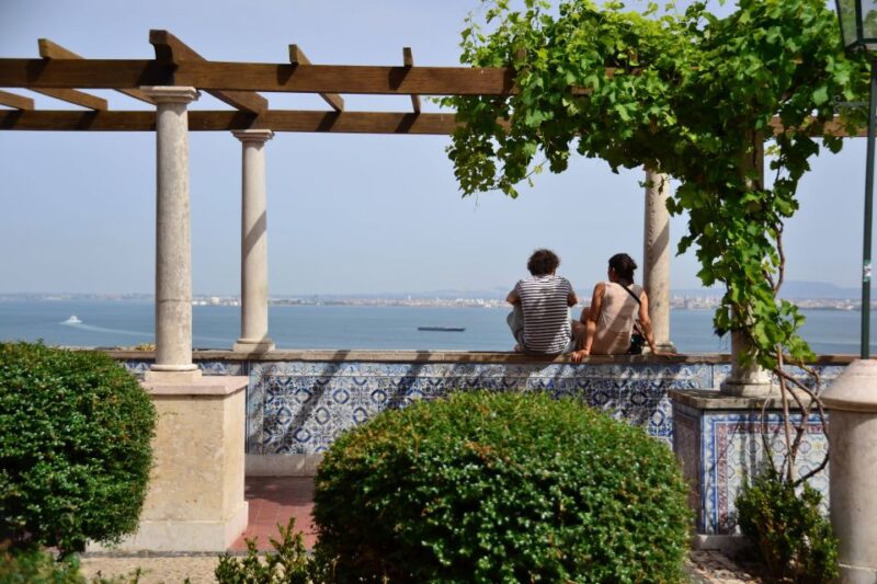 Best of Lisbon Walking Tour: Rossio, Chiado & Alfama - Knowledgeable and Engaging Guides