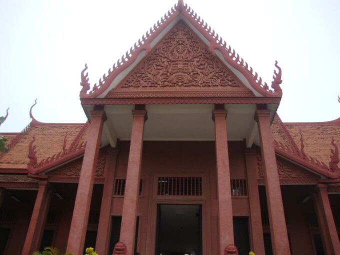 Best of Phnom Penh: Half-Day Private City Tour - Tour Language and Cancellation