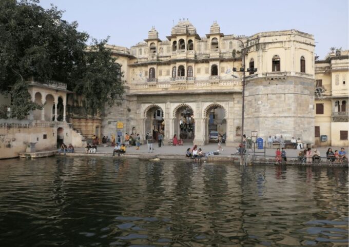Best of Udaipur Guided Full Day City Sightseeing Tour by Car - Bagore Ki Haveli and Lake Pichola