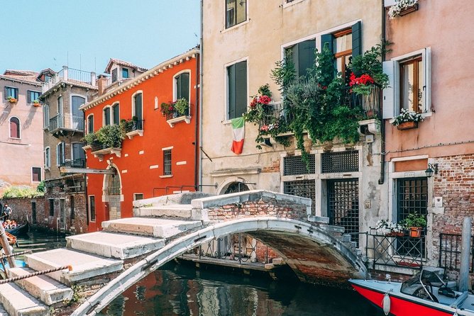 Best Walking Tour of Venice: Main Sights & Secret Spots Known Only by the Locals - Expertise of the Licensed Guide