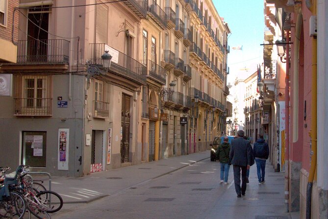 Between Two Gates: A Self-Guided Audio Tour in Valencia - Exploring the City