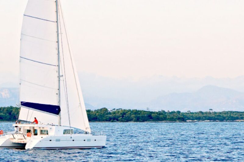 Big Island: Luxury Catamaran Trip Along the Kona Coast - Catamaran Features