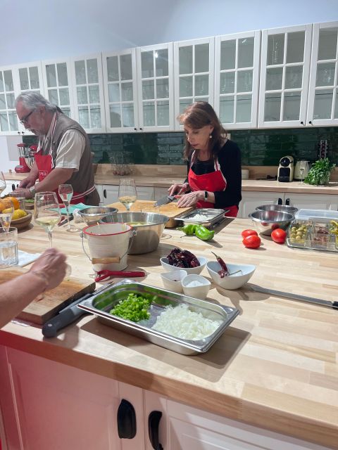 Bilbao: Basque Pintxos and Tapas Cooking Class With Open Bar - Meeting Point Information
