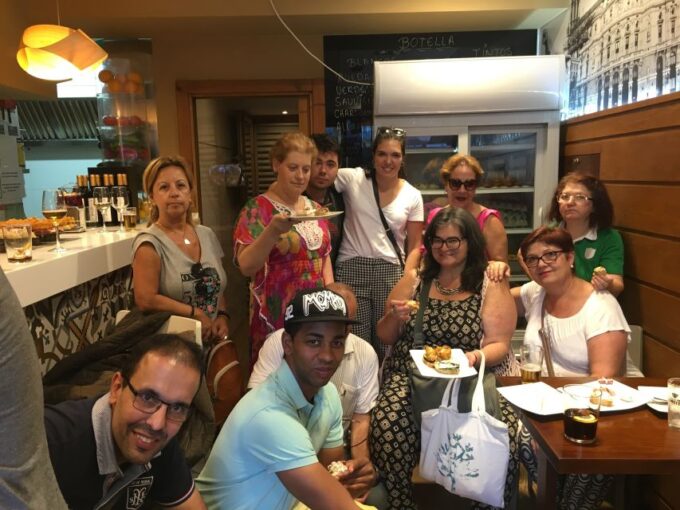 Bilbao: Classic & Modern Guided Walking Tour With Pintxos - Personalized Attention and Photo Ops
