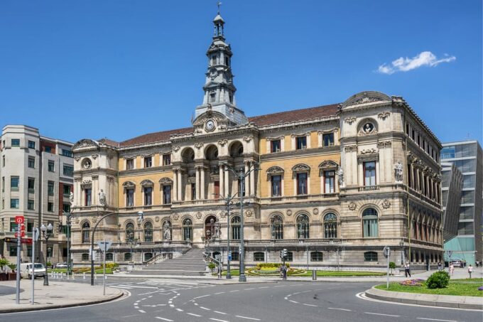 Bilbao: First Discovery Walk and Reading Walking Tour - Customizing Your Tour